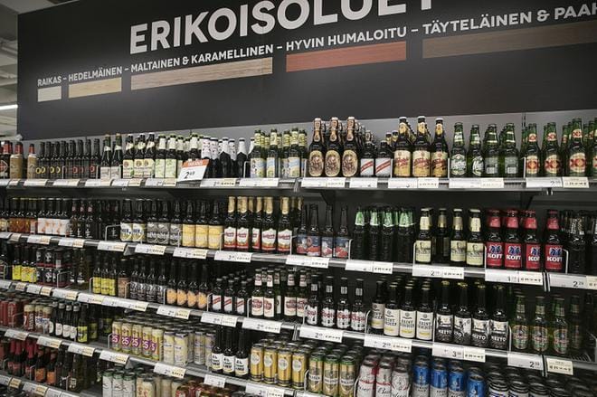 Ruokakauppojen hyllyiltä on saanut vuoden alusta lähtien nelosolutta, vahvempia lonkeroita ja siidereitä. KUVA: Tomi Vuokola/arkisto