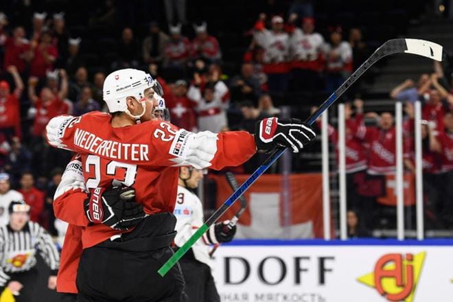 Sveitsin Nino Niederreiter on yksi tyypeistä, jotka tekevät ottelusta kiinnostavan. Kuvassa hän tuulettaa onnistunutta maalia Sveitsi-Itävalta-ottelussa. LEHTIKUVA / JONATHAN NACKSTRAND