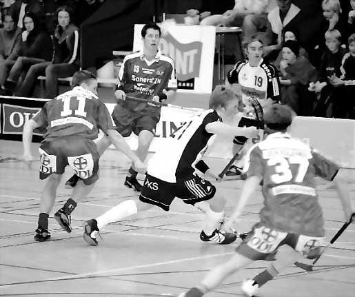 Liukkaasti läpi. Josban Tatu Väänänen (21) oli tuloksekas OLS:aa vastaan. Myös Jukka Kinnunen (11), Mikko Helanen (13) jaVille Veikkolainen (37) joutuivat toteamaan 19-vuotiaan Väänäsen vaikeasti pideltäväksi.