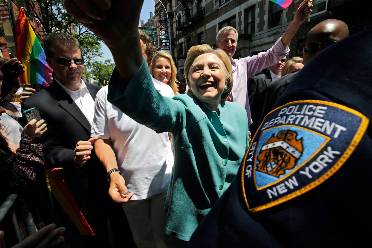 Demokraattien ehdokas Hillary Clinton marssi New Yorkin Pride-kulkueessa sunnuntaina.