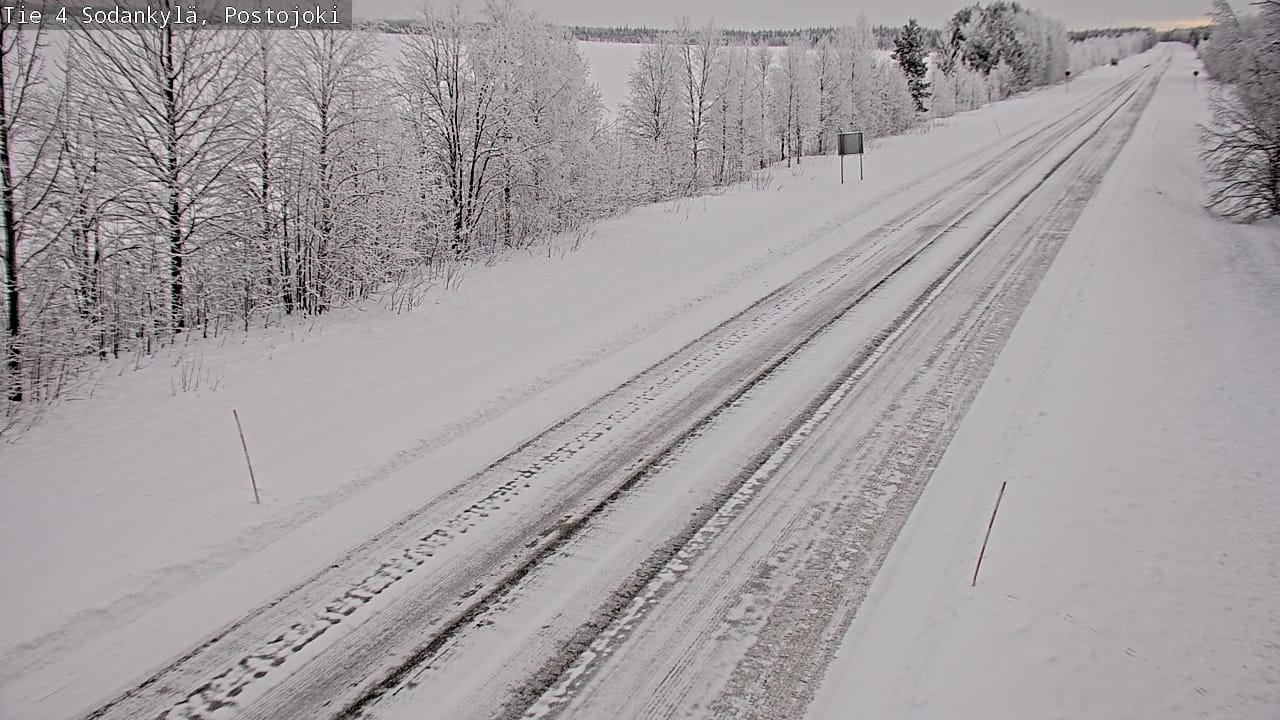 Kelikameran kuvassa Nelostietä Postojoen kohdalla. Tien pinta on jäinen.