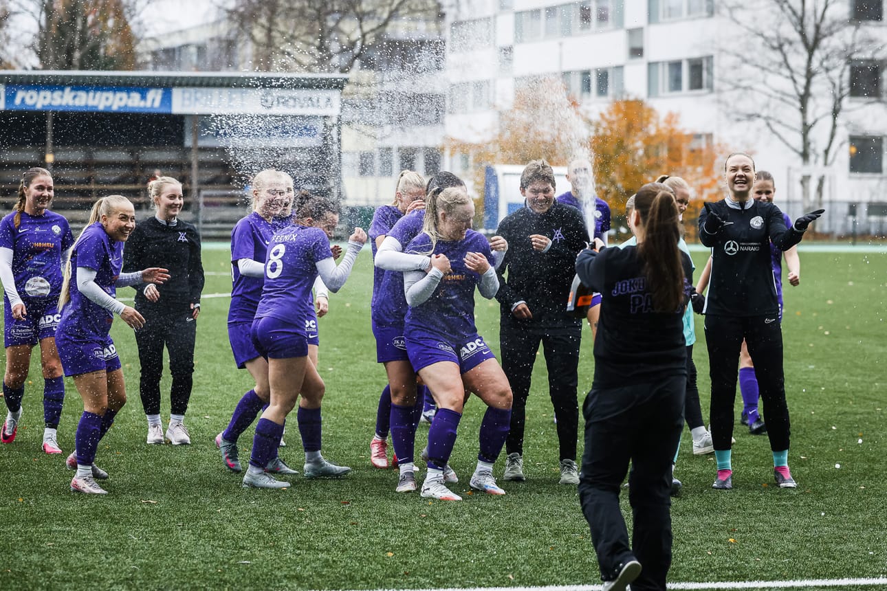 AIK Ylikylä pääsi suihkuttamaan kuohujuomaa nousukarsintaottelun päätteeksi Rovaniemen keskuskentällä.