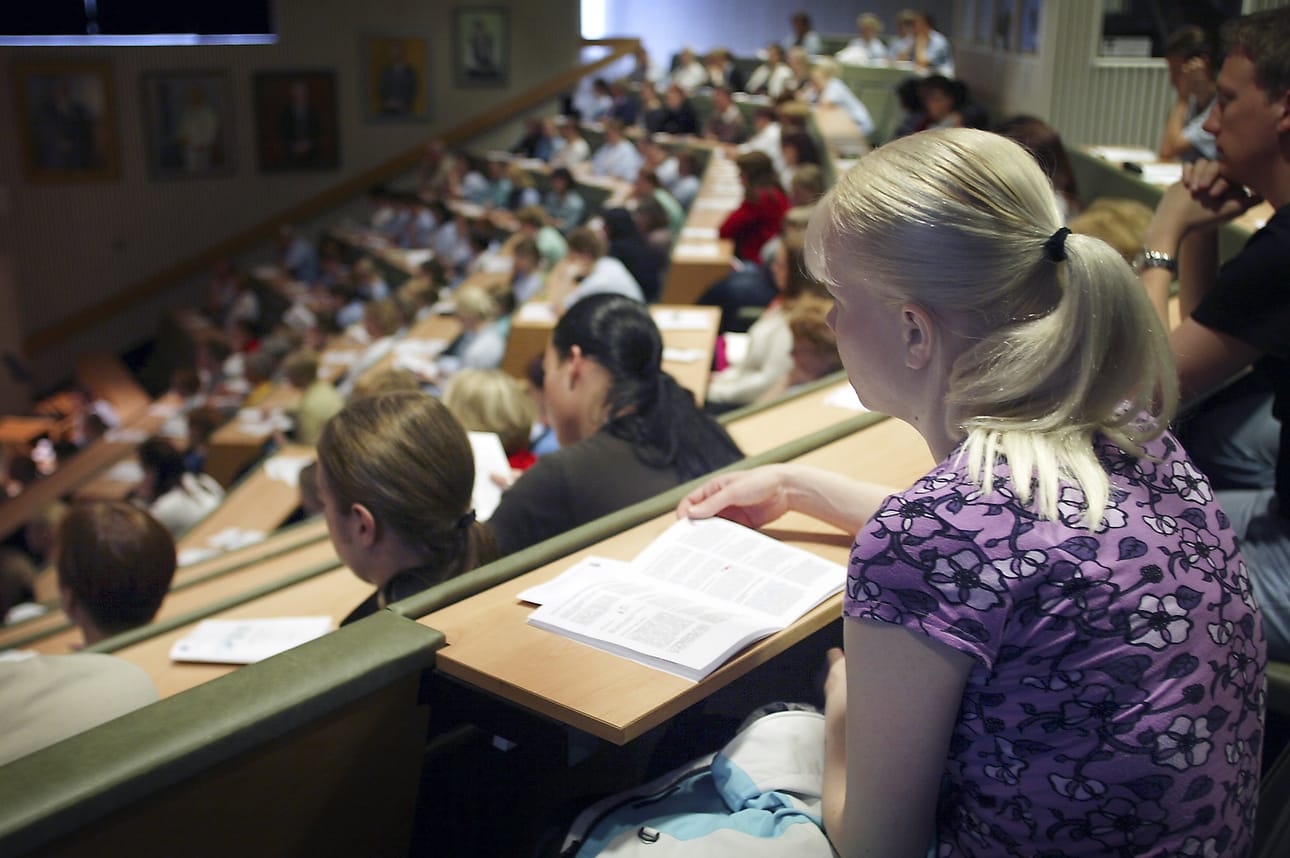 Suurin osa jännityksestä ei näy. Vaikka se näkyisi, yleisö on yleensä esiintyjän puolella.