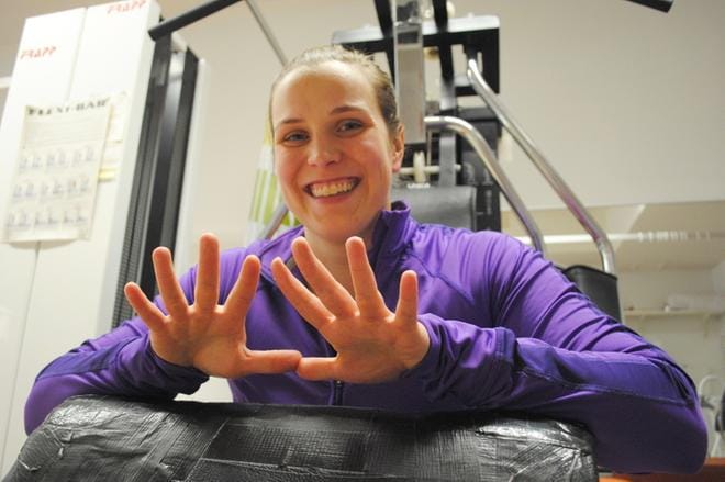 Jenna Jaakkola ja hoitavat kädet. KUVA:EEVA-LIISA KULJU