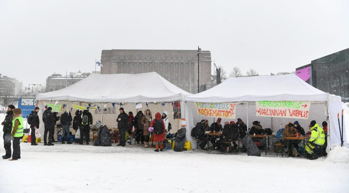 Convoy Finland -mielenosoitus jatkui Helsingin keskustassa sunnuntaina 6. helmikuuta 2022. LEHTIKUVA / ANTTI AIMO-KOIVISTO