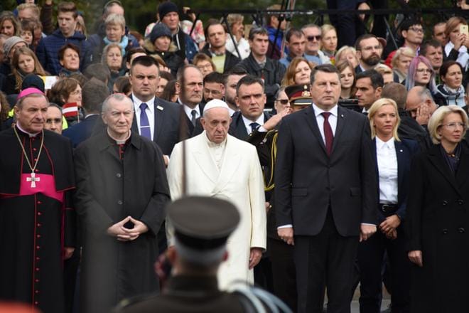 Paavi Franciscus ja Latvian presidentti Raimonds Vejonis laskivat kukkia "isille ja vapaudelle" omistetulle Vapauden monumentille Riian keskustassa. KUVA: Markus Kuokkanen