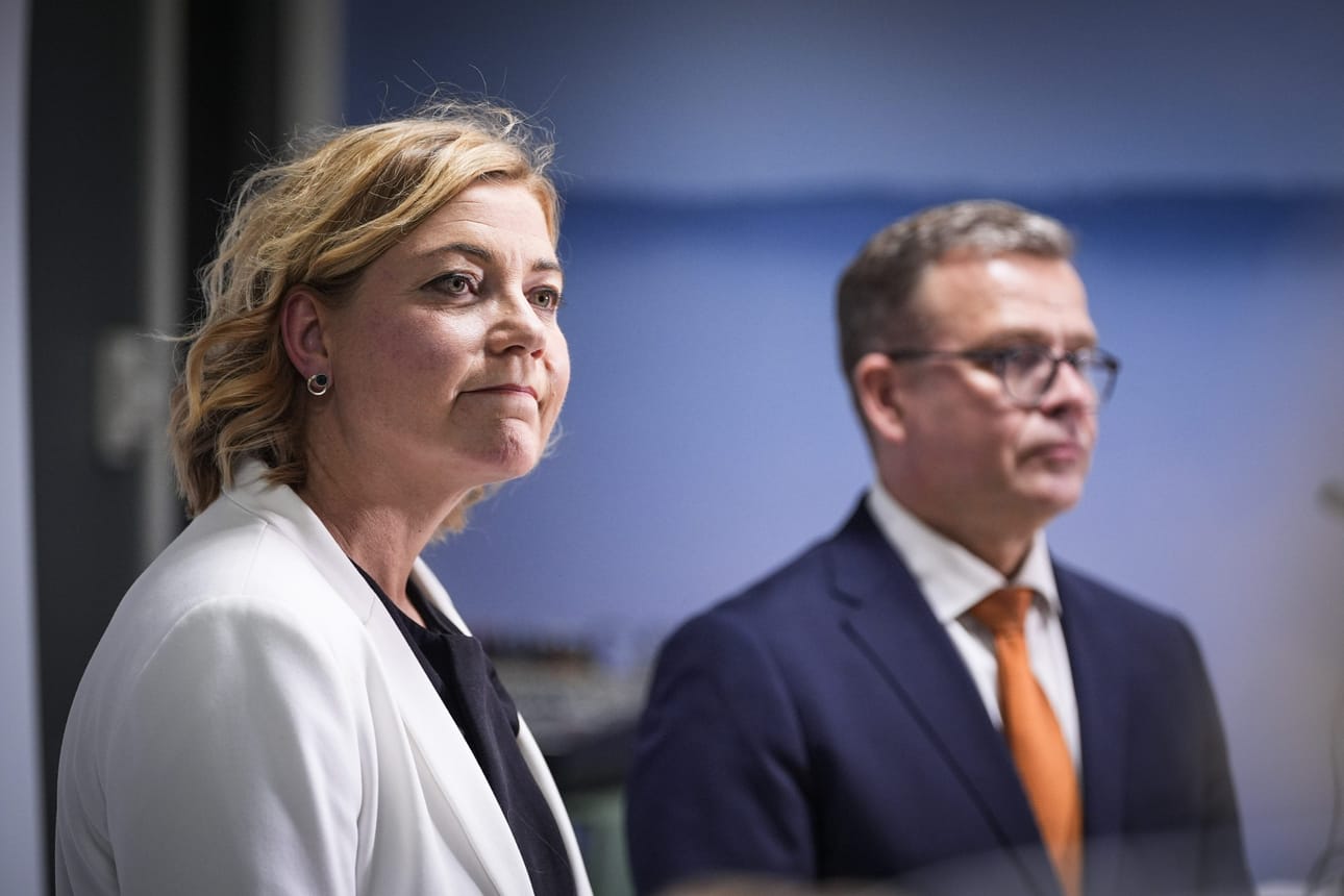 Kokoomuksen puheenjohtajan, pääministeri Petteri Orpon (oik.) mukaan puolueen ehdokas Suomen seuraavaksi EU-komissaariksi on europarlamentaarikko Henna Virkkunen (vas). LEHTIKUVA / Kalle Parkkinen