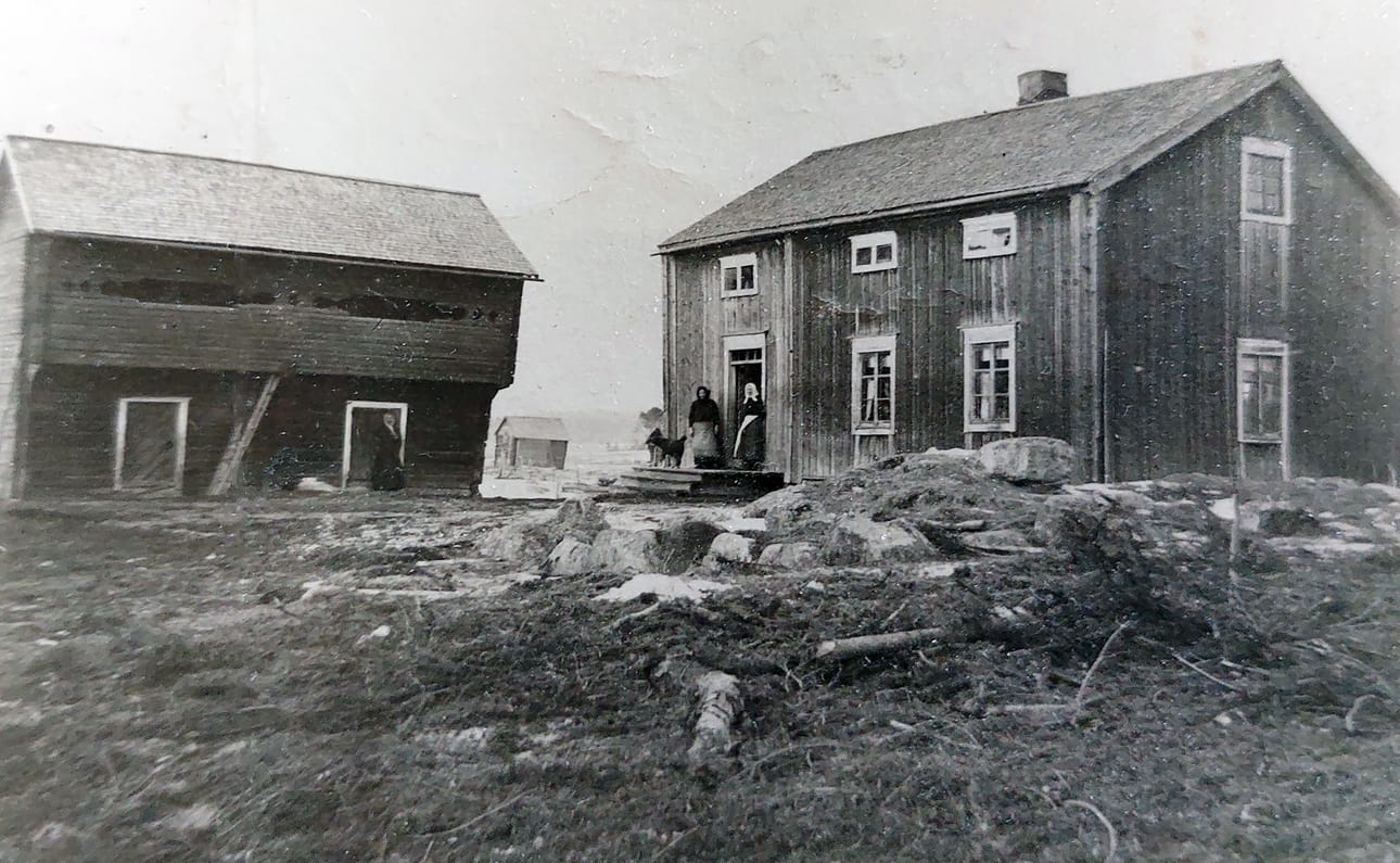 Ylimäen pihapiiriä vuonna 1921. Aino Kangas, Kari Kankaan äiti, on kirjoittanut kuvan taakse: ”Kansankirjailijoita katsomassa. Tämä Ylimäki on rakennettu 1823. Antti Juhanpoika asunut perh. 2 lasta jo tässä etualalla olleessa torpassa, takkakivi vaan jäljellä siitä. Äitini ja enon emäntä portailla seisoivat. 2 vuotta vaille 100-vuotias tämä tupa ja luttirati.”
