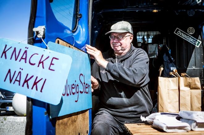 Gunnar Sten on vaimonsa Solveig Stenin kanssa Rekossa myymässä itse leivottua näkkileipää. Vaasan lisäksi he kiertävät myymässä muun muassa Uudessakaarlepyyssä, Oravaisissa, Vöyrillä ja Maksamaalla. KUVAT: OUTI NEUVONEN