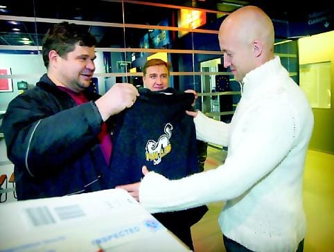 Kärppien toimitusjohtaja Juha Junnon ja fan clubin puheenjohtaja Heikki Haverinen olivat vastassa Michael Nylanderia.