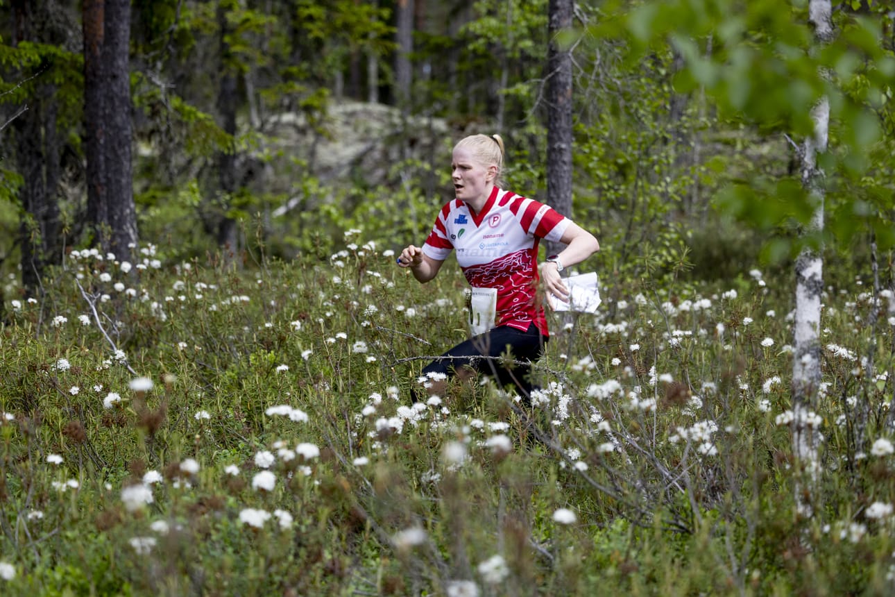 Tampereen Pyrinnön avausosuuden suunnistaja Lotta Karhola karisti Viestiliigan naisten osakilpailussa sunnuntaina muut kannoiltaan. Naisten viestissä osuudet olivat 5,4 kilometriä.