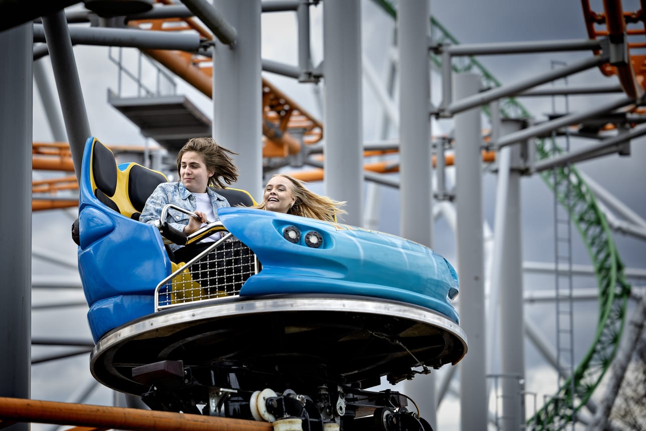 Jaakko Alatalon ja Aliisa Torpan iloiset ilmeet eivät paljasta, mitä mieltä he ovat pyörivästä vuoristoradasta.