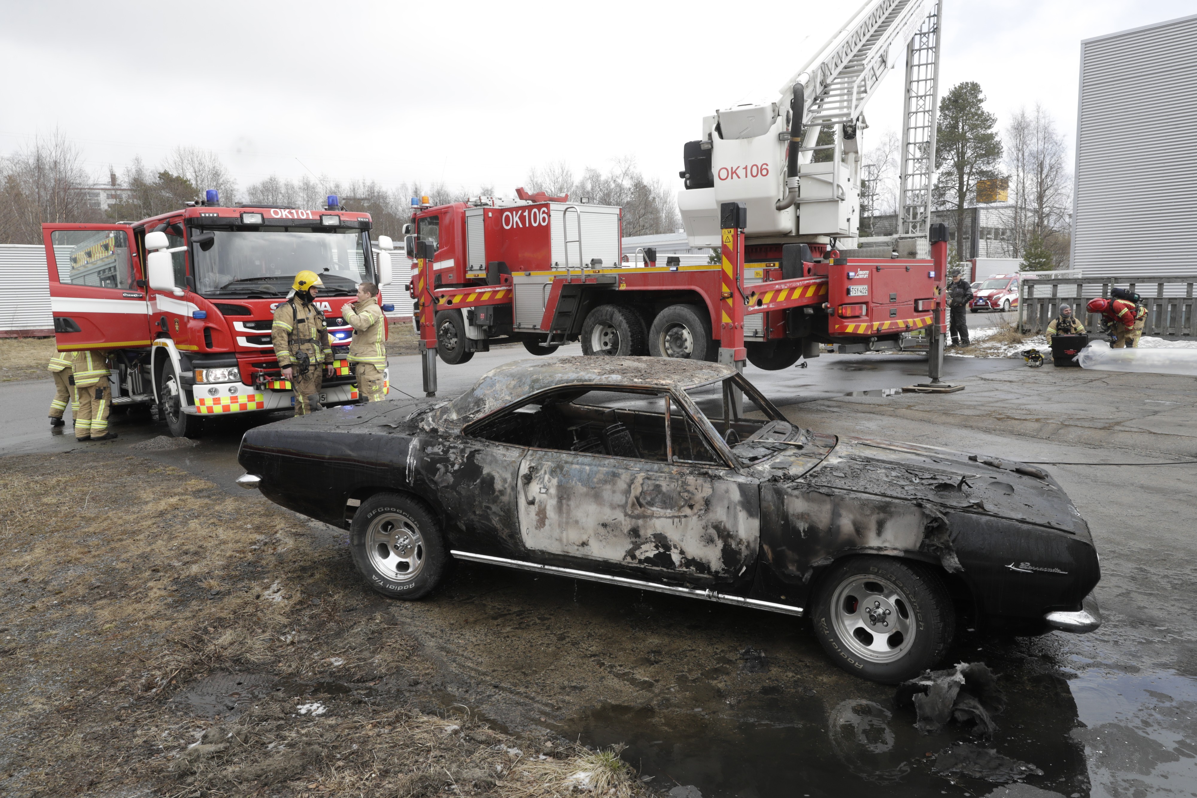 Auto tuhoutui täysin tulipalossa.