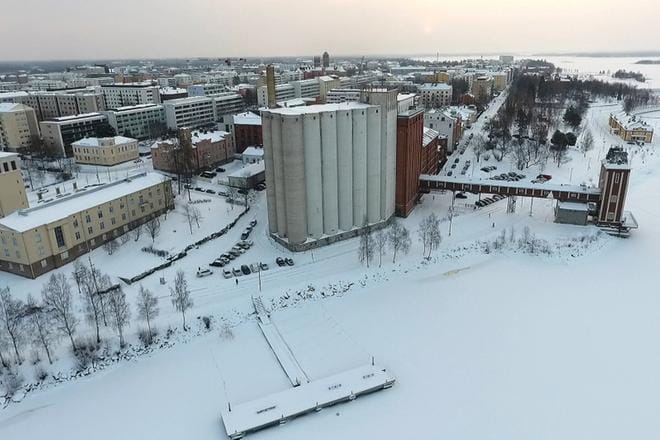 Viljasiilojen tilalle on suunniteltu uudisrakennusta, johon tulee sekä asuntoja että liiketilaa. KUVA: KARI LÖFHJELM