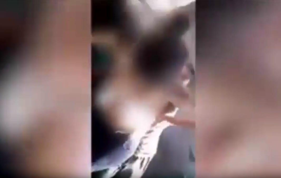 Kuvakaappaus Marokon Casablancassa kuvatusta ahdisteluvideosta, jonka on todennäköisimmin kuvannut yksi ahdistelijoista.