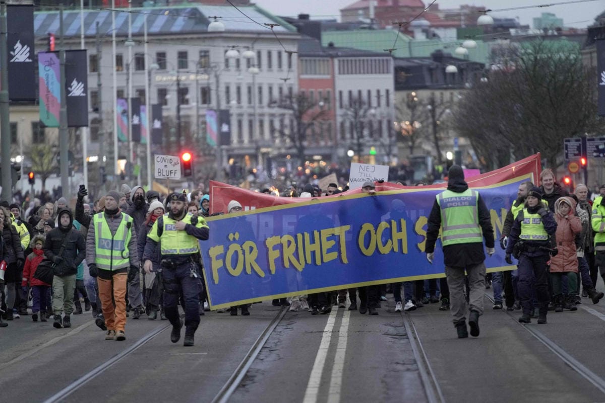 Rajoituksia ja koronapassia vastustavat marssivat Tukholmassa tammikussa. Lehtikuva/AFP