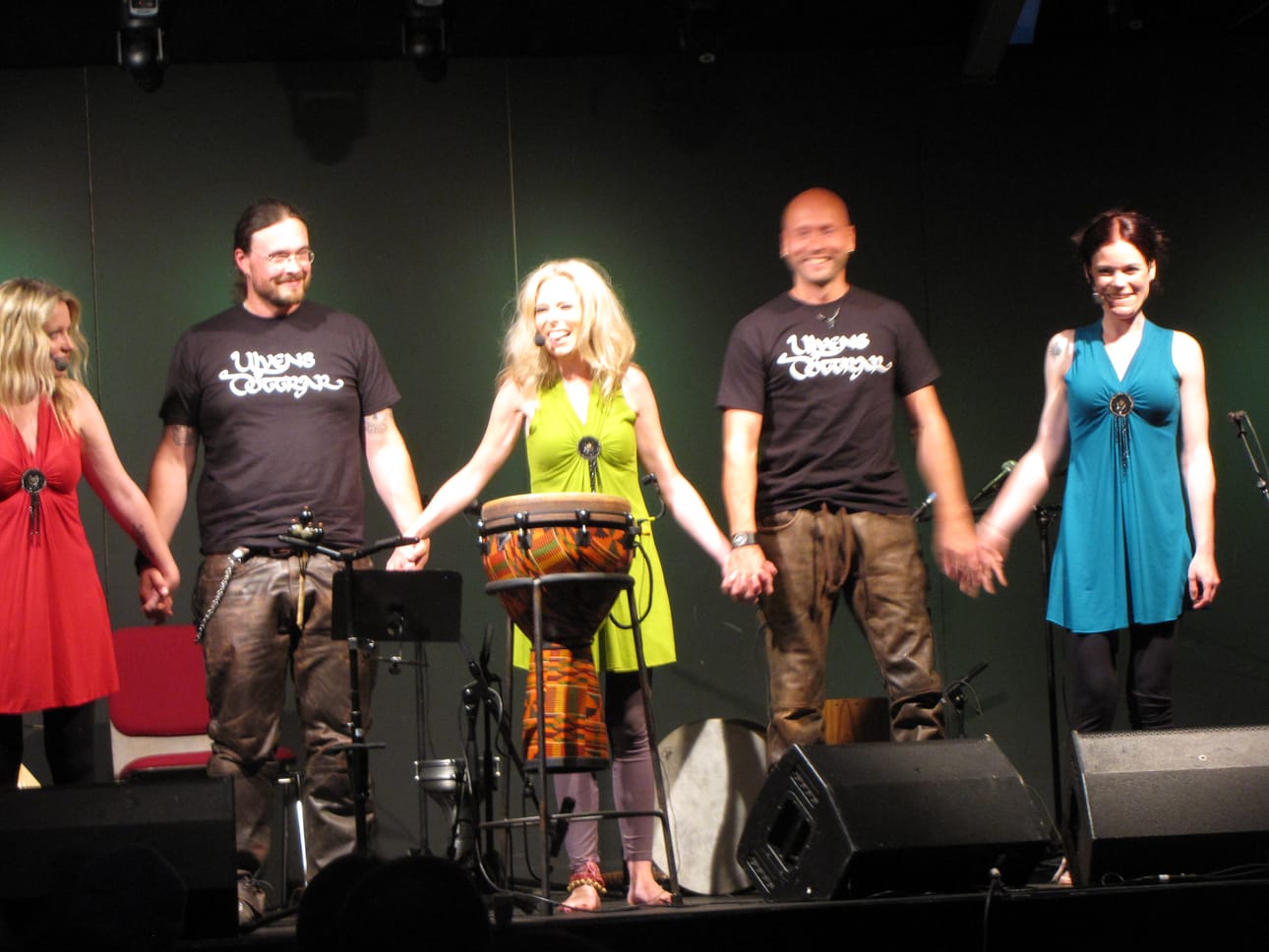 Oulussa harvoin nähdyn folk-etnokonsertin lopussa yleisöä tervehtivät (vas.) Isabella Grussner, Kristoffer Gottberg, Ella Grussner, Markus Helander ja Johanna Grussner.