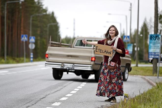 Konkariliftaaja Heidi Jyrkkä on puolet vuodesta tien päällä maailmaa kiertäen. Tällä kertaa peukku ei ehdi olla kauaa pystyssä, kun ensimmäinen autoilija pysähtyy tienposkeen. Joskus kyytiä voi joutua odottamaan tunteja, mutta Jyrkän mukaan se kuuluu asiaan, eikä siitä kannata masentua. KUVA: KARI LÖFHJELM
