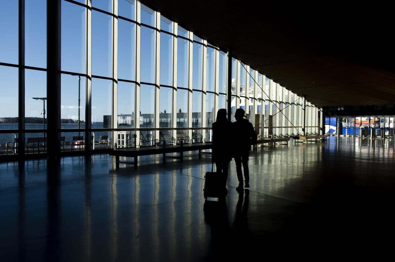 Torstaiaamuna Helsingin Länsisataman normaalisti vilkas lähtöterminaali ammotti tyhjillään.