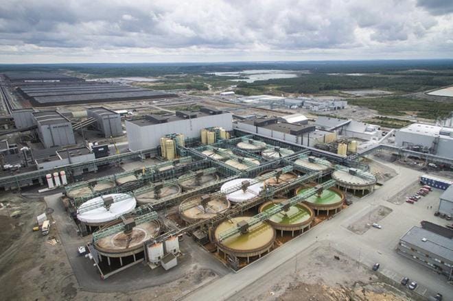 Terrafame kertoo perjantaiaamuna, että alkuvuoden kannattavuutta heikensivät hintojen lasku ja huoltoseisokki. Kuvassa on etualalla metallitehdas Sotkamon tehdasalueella. KUVA: Kainuun Sanomien arkisto