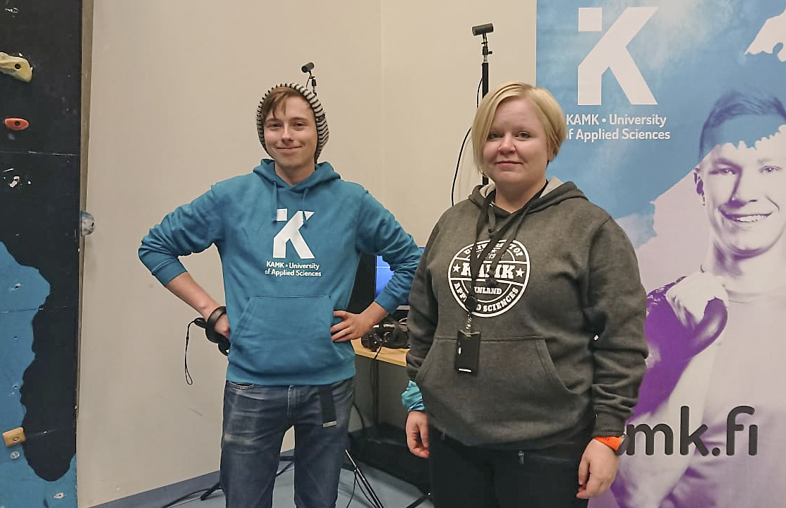 <p>Pelialaa ja pelituotantoa opiskeleva Juho Salminen sekä ylempää AMK-tutkintoa opiskelevan Jenni Kitti esittelivät Piippolassa Kajaanin ammattikorkeakoulua.</p>