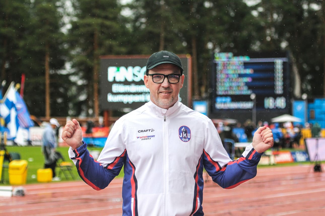 Torniolainen Jani Hirsivaara on saanut valmennustiimiinsä nimekkäitä yleisurheilijoita.