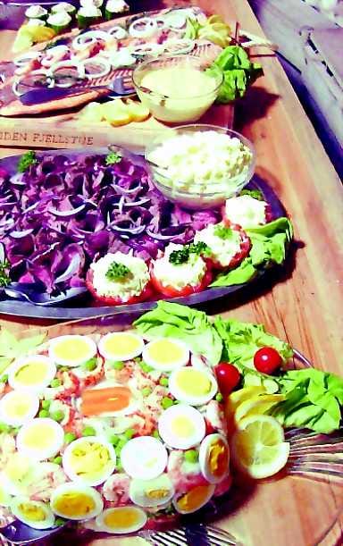 Torttu kaunistuu . Taimi pyöräyttää juustotortulle viimeisen silauksen.