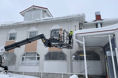 Lumikuormat rasittavat kattoja: "Paikoin katoille on kertynyt yli metrin korkuisia lumikinoksia"