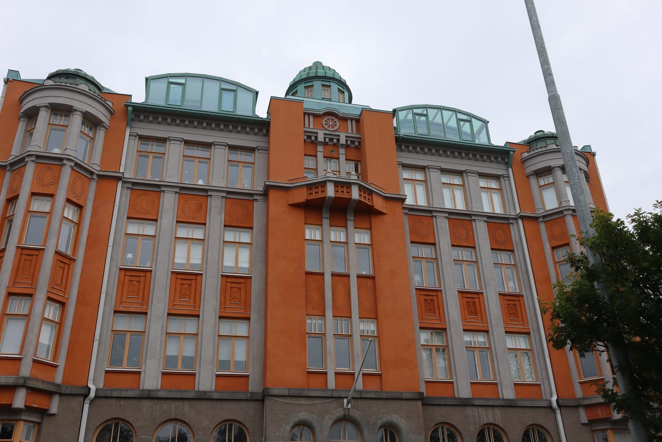 Backmanin talo Rantakatu 3:ssa on yksi Vaasan kauniista, jugend-tyyliä edustavista taloista, jotka arkkitehti Alfred Wilhelm Stenfors on suunnitellut. Talon valmistumisvuodesta on eri lähteissä eri tietoja, mutta talon isännöitsijätodistuksen mukaan valmistumisvuosi on 1914. Lukijat kiittelivät tyylikästä, monumentaalista taloa, näyttävää julkisivua ja sen väriyhdistelmiä.