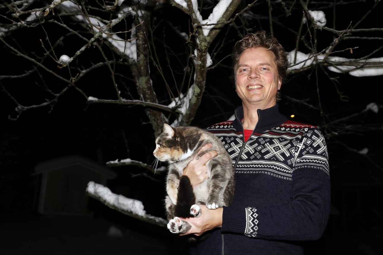 Atrialla eläinlääkärinä ja laatupäällikkönä työskentelevä Tuomas Herva kotonaan Mysan -kissan kanssa.