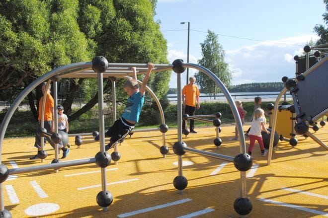Parkour-kentän avajaisiltana paikan ottivat omakseen lapset. KUVAT:EEVA-LIISA KULJU