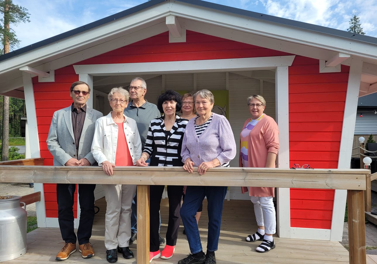 Eläkeliiton aktiivit Heikki Perälä, Arto Syrjälä, Anneli Liinamaa, Anna-Liisa Niemi ja Tellervo Holm kutsuvat kaikkia toimintaan mukaan ja kannustavat lähtemään järjestömarkkinoille Ylihärmään. Markkinoita järjestävät Marita Mattila ja Marja-Liisa Nevala.