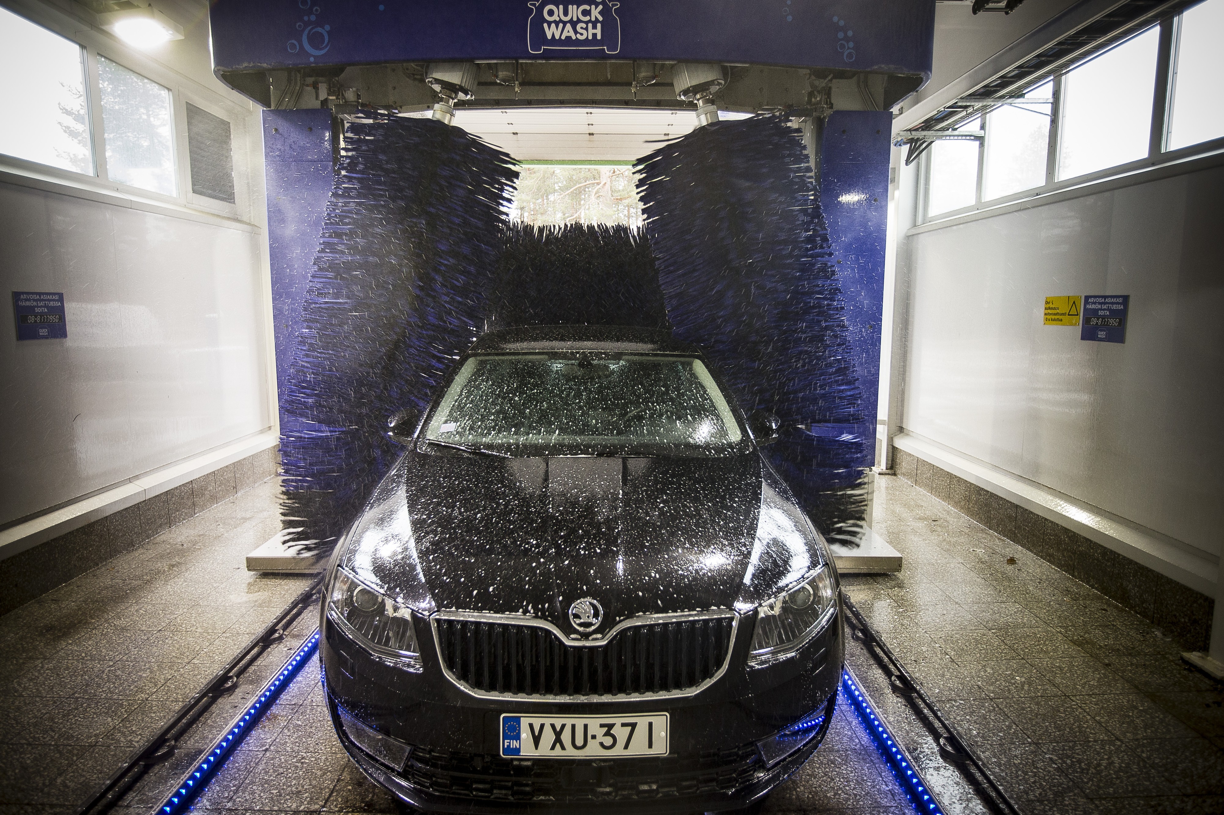 Auton automaattipesu on monen mielestä vaivaton vaihtoehto. Pesutekniikat ovat kehittyneet aiempaa hellävaraisemmiksi.