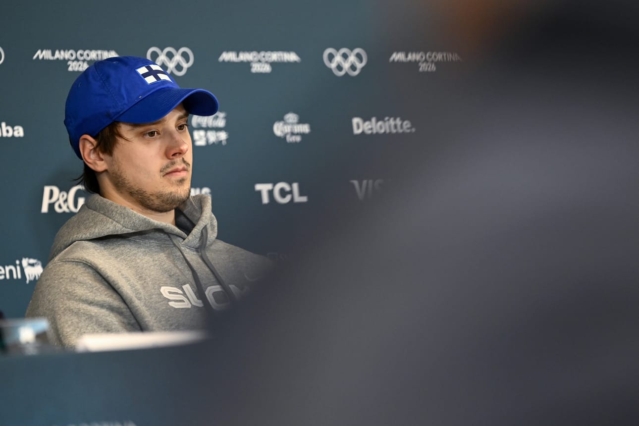 Sebastian Aho saapui kansainväliseen lehdistötilaisuuteen pettyneenä.