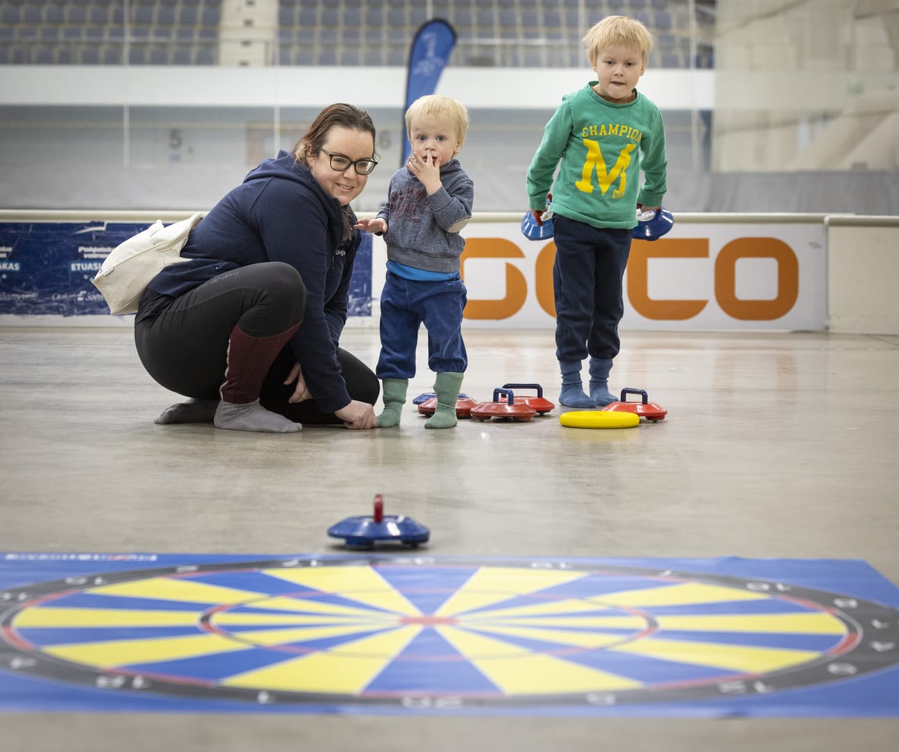 Minna Lehto-Rautio (vas.) seurasi, kun Hugo ja Leo Rautio antoivat tyylinäytteitään curlingpisteellä.