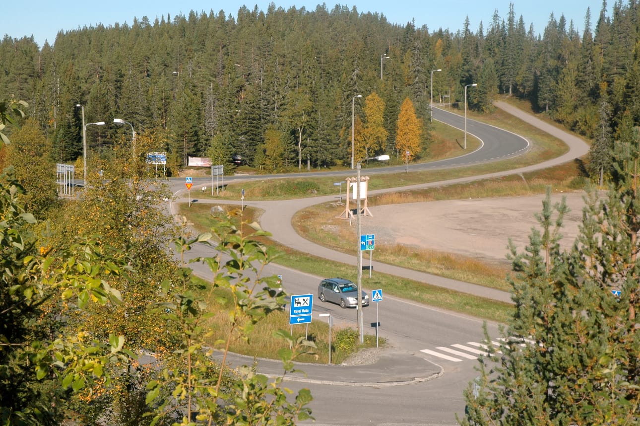 Jyrkkään Rukatunturintien, Rukajärventien ja Rukanriutan risteykseen suunnitellaan tulevaisuudessa kiertoliittymän rakentamista ja alikulkua reiteille.