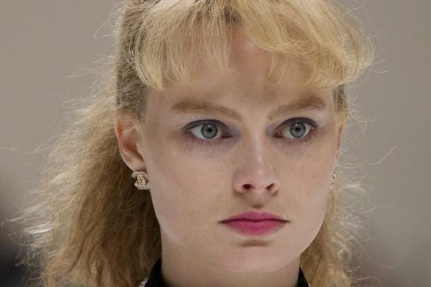 Margot Robbie on magneettinen Tonya Hardingin roolissa.