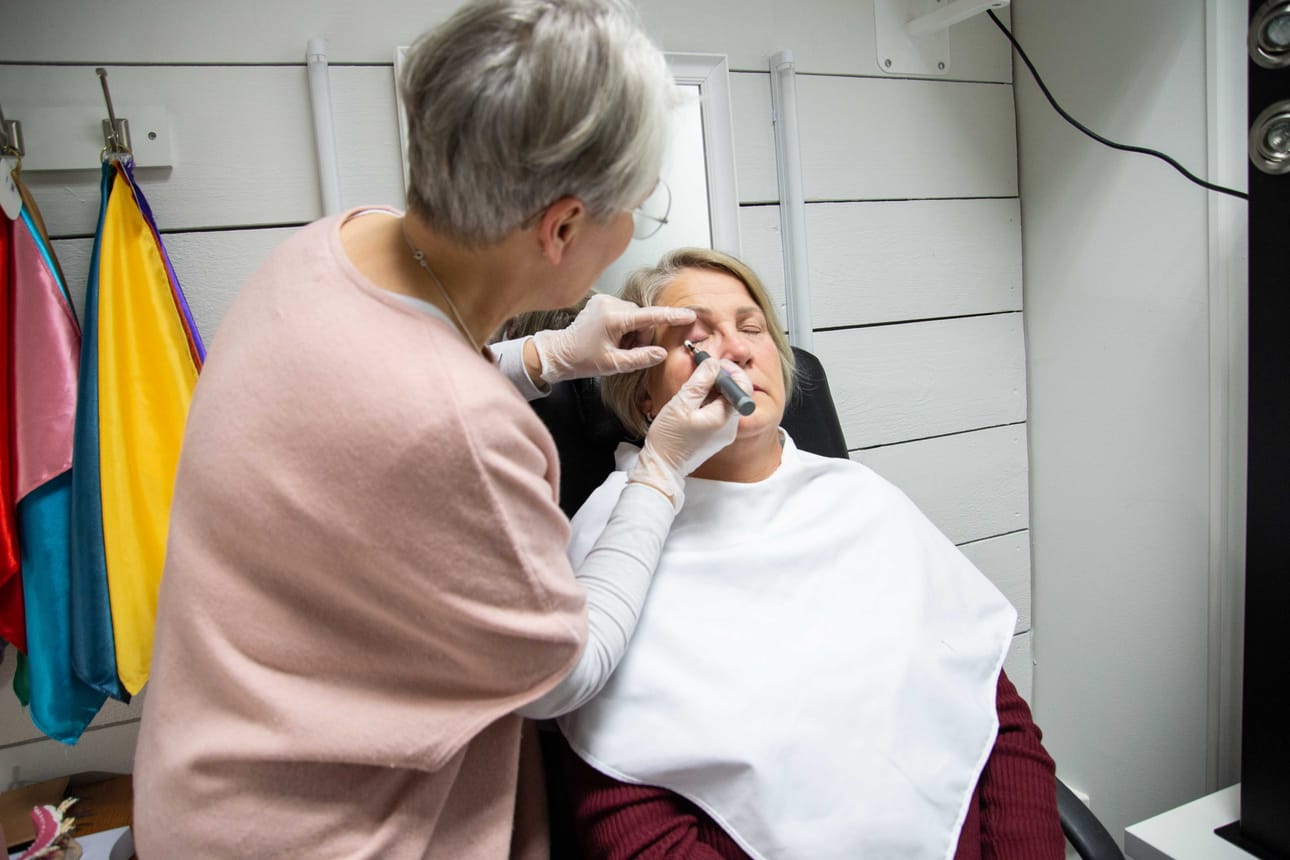 Rovaniemeläinen Minna Arlin oli pitkään kärsinyt kuivista silmistä. Viime kesänä hän hakeutui Brilletin Kuivan silmän KUNNON -palveluun, minkä jälkeen hänelle tehtiin Blephex-hoito ja annettiin itsehoito-ohjeet. ”Nyt tilanne on jo parempi. Silmiin ei satu, eivätkä ne tunnu yhtä kuivilta enää”, Arlin iloitsee.