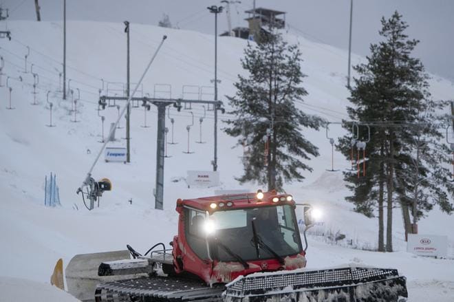 Rinteen korjaaminen laskettelukuntoon illan ja yön pulkkailun jäljiltä vie aikaa. KUVA: JAAKKO ELENIUS.