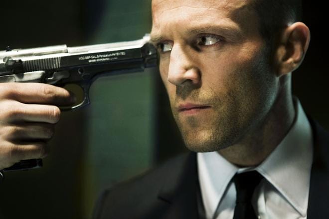 Keikkakuski Frank Martin (Jason Statham) haluaisi luopua saamastaan tehtävästä Transporter 3 -elokuvassa, mutta hän ei voi jättää kyydissä olevaa poliitikon tytärtä eikä autoaan, ei ilman räjähtäviä seurauksia. KUVA: Sub