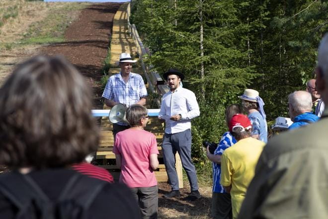 Kyläseuran puheenjohtaja Heikki Salmela (vas.) ja kunnanjohtaja Sam Leijonanmieli Lakiksen kuntoportaiden vihkiäisissä kesällä 2019.