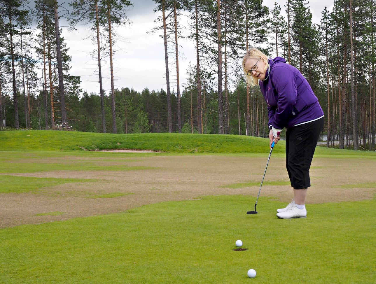 Ulla Parviainen on pelannut golfia intohimoisesti nyt muutaman vuoden ajan. Erityisesti Kuusamon Petäjäkankaan uudella golfkentällä tulee vietettyä aikaa.