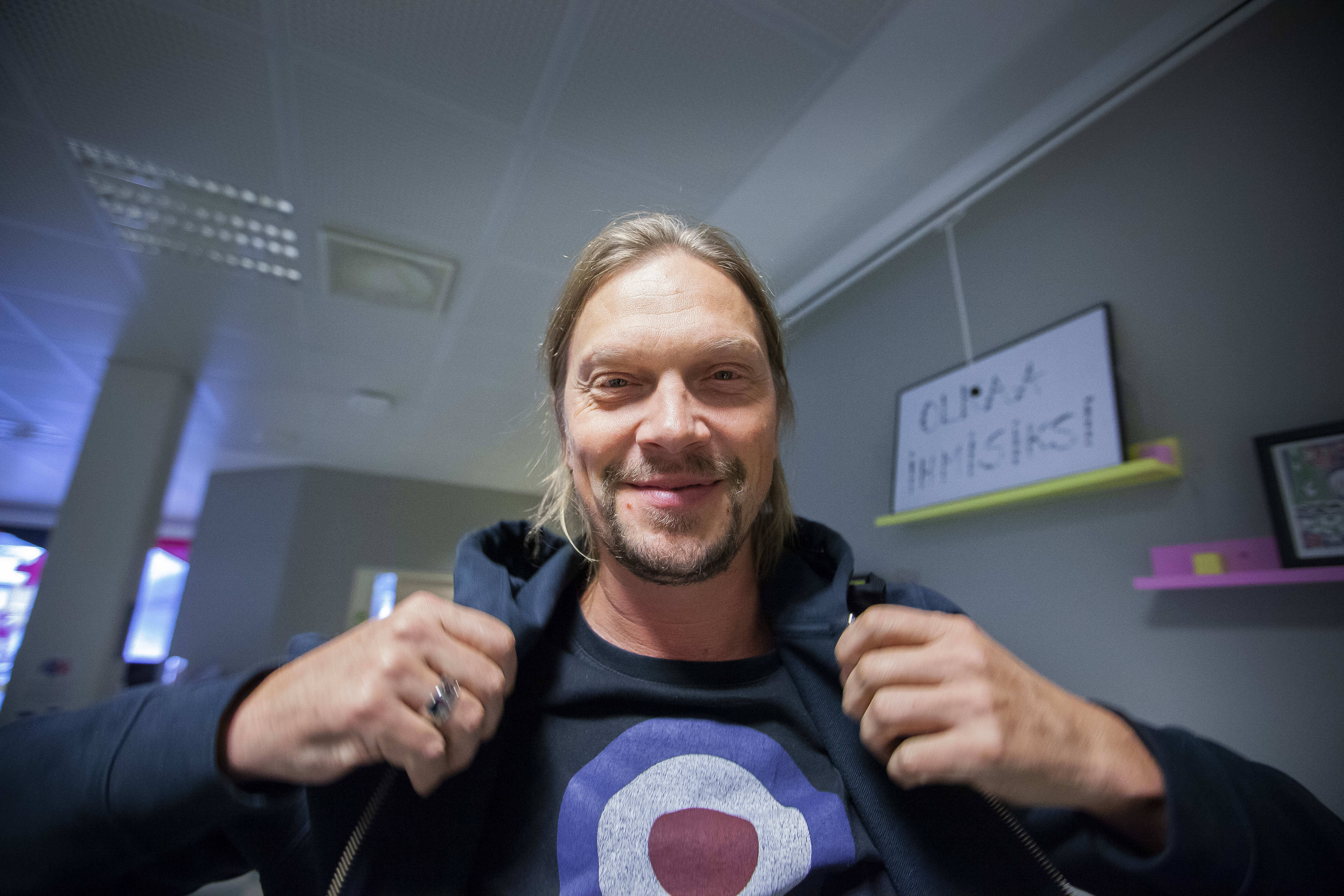 Mikko von Hertzen kävi Raahessa opastamassa nuoria muusikkoja.