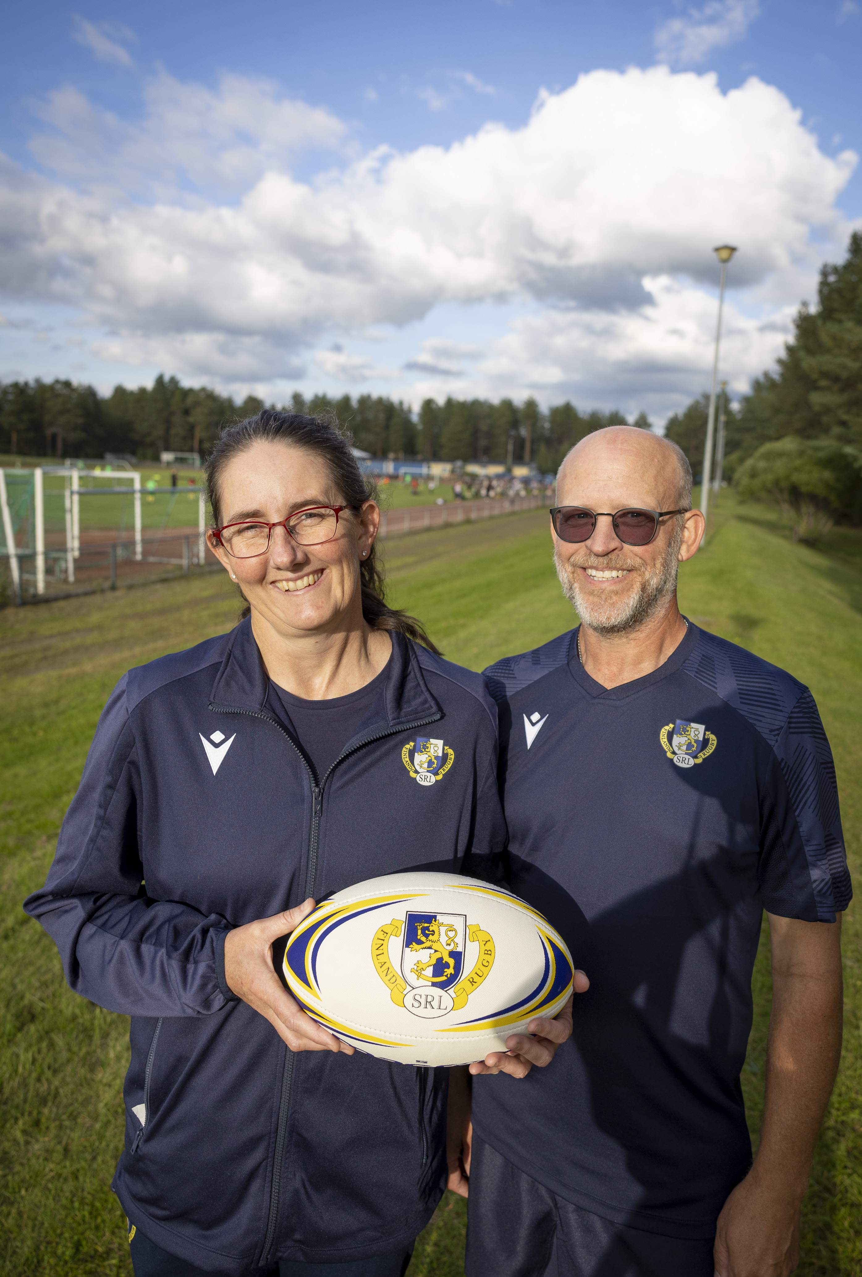 Daryn Hiltunen liikuttuu, koska oma poika pääsi edustamaan Suomea – Ouluun muuttanut pariskunta nostaa maajoukkuetta huipputasolle vaativassa kontaktilajissa