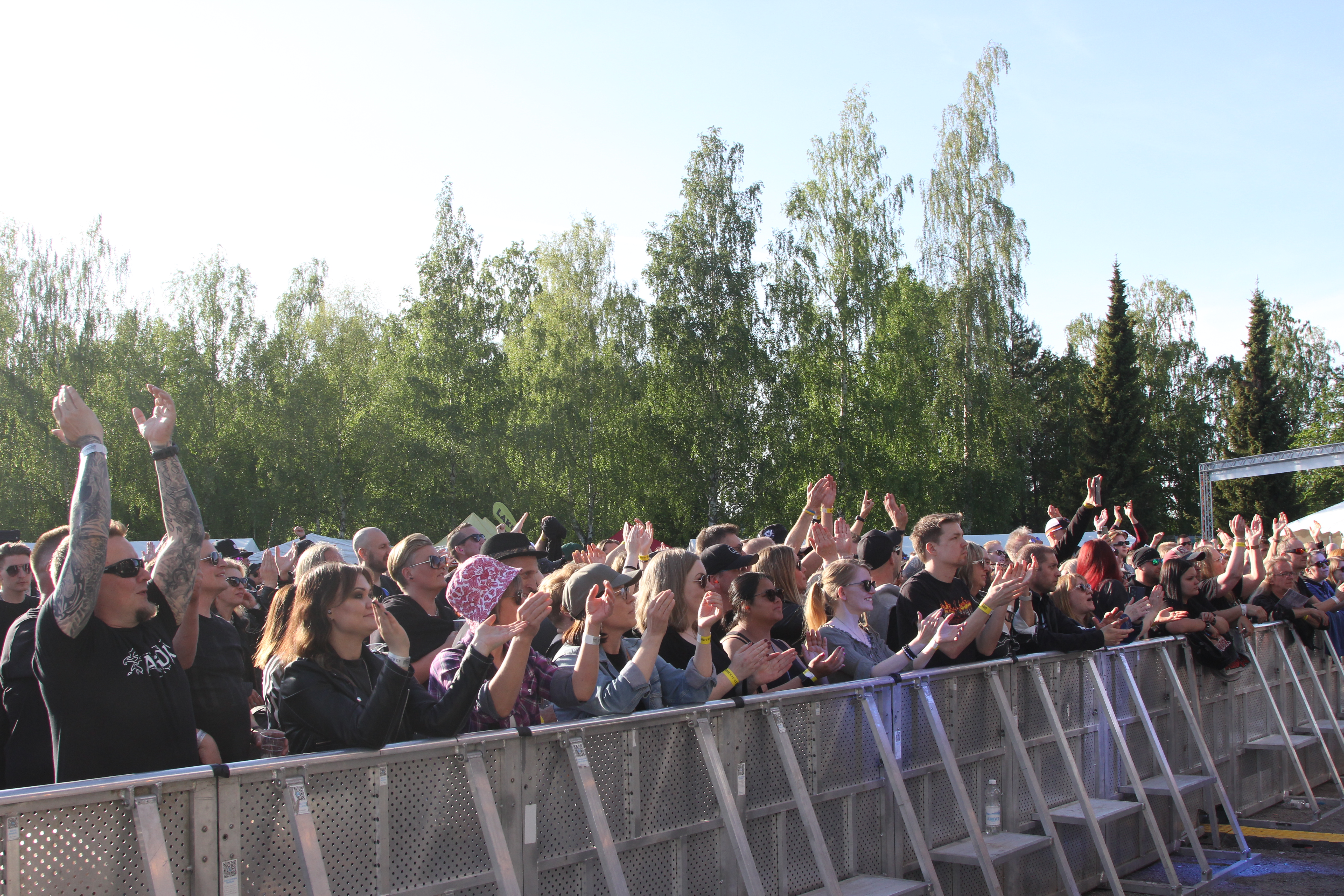 Takidan esiintyessä fanit valloittivat eturivin, ja yleisöä oli kertynyt Vaskiluotoon jo mukavasti.