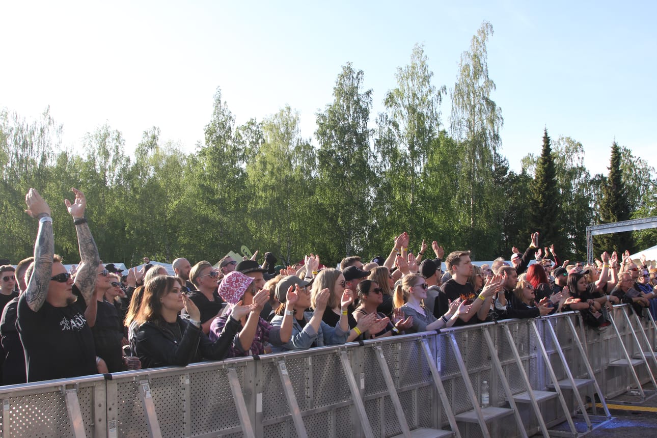 Takidan esiintyessä fanit valloittivat eturivin, ja yleisöä oli kertynyt Vaskiluotoon jo mukavasti.