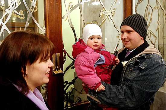 Kati ja Harri Kangas tulivat Sievistä vihille sukulaisilta salaa. "Osalle lähtee kohta tekstiviesti, loput tutut saavat lukea Kalevasta", tuore vaimo nauroi. 2-vuotiasta Sini-tyttöä vihkiseremonia hieman hämmensi.