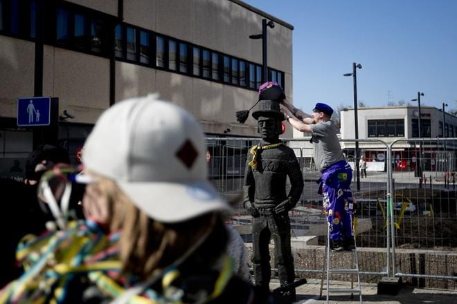 Insinööriopiskelija Panu Weckman puki tupsulakin Yrittäjä-Jussin päähän vappuaattona Keskustorilla. Huivi oli ilmestynyt patsaan kaulaan jo maanantaina.