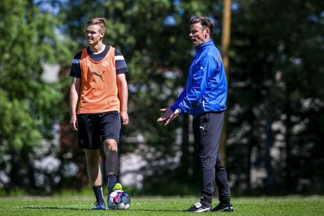 Vaasan Palloseuran päävalmentaja Petri Vuorinen (oik.) joutui käyttämään paikoin ääntään joukkueen harjoituksissa Palosaarella keskiviikkona. VPS on 13 liigaottelun jälkeen edelleen ilman voittoa, mutta joukkue on sarjataulukossa paikallisvastustaja KPV:tä edellä maalieron turvin. KUVAT: PAULA KASKIMAA