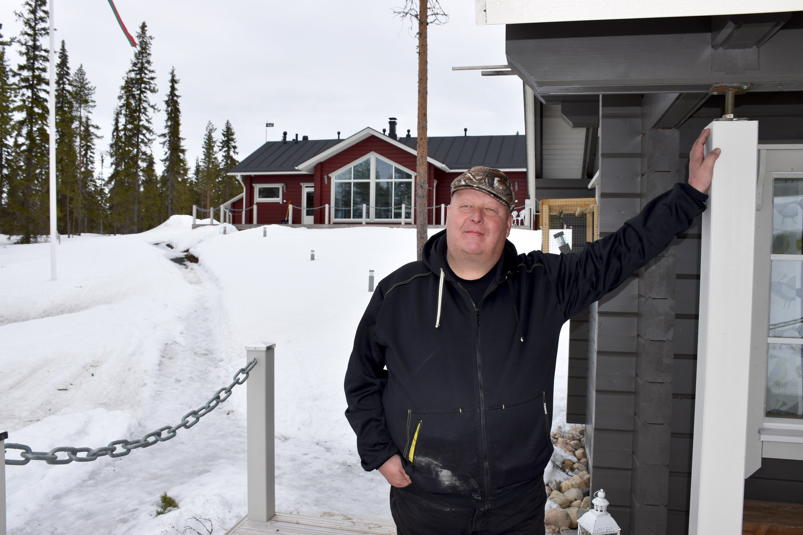 Jakkarasaaren uudelle asuntoalueelle talon vajaat kolme vuotta sitten rakentanut monitoimiyrittäjä Ilkka Säkkinen toivoo tonttikaupan vilkastuvan, että alueelle tulisi hänen lisäkseen muitakin asukkaita.
